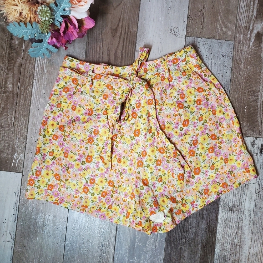 NWT Lost + Wander Floral Belted Shorts Size Medium